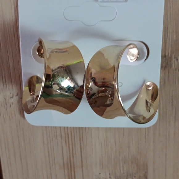 Collection of 10 sets of Gold Tone Post Earrings - Picture 9 of 13
